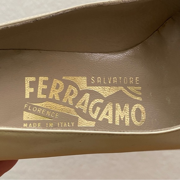 Vintage SALVATORE FERRAGAMO 30435 Ivory Pearl Leather Pumps Size 6.5 4A AAAA - Picture 10 of 16
